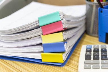 Dosya dizini ve iş raporları yığını bir iş ofisindeki masa üzerinde kağıt dosyası, iş ofisindeki kavram belgesi