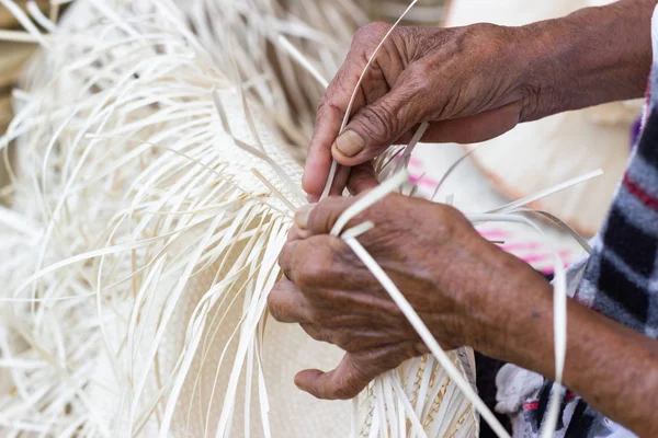 Köylüler Bangkok Tayland, Tayland el yapımı ürün topluluk halkının günlük kullanım eşyaları için farklı formları içine örmeye bambu çizgili aldı.  