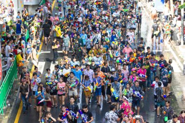 Bangkok Tayland - 13 Nisan 2018: Songkran Festivali, Bangkok Silom Road ünlü Songkran Festivali bu popüler su savaşı yerleştirir Bangkok, Tayland Songkran sırasında.