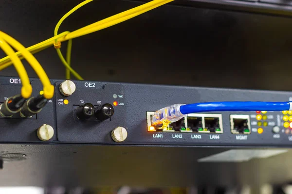 Kabel Jaringan Untuk Menghubungkan Port Modul Sfp Ruang Datacenter Konsep — Stok Foto