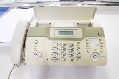Ofis konsept ekipmanında gerekli belgeleri göndermek için faks makinesi.