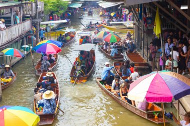 Damnoen Saduak yüzen Pazar, Tayland, Thailand: - 10 Ağustos 2018: - Bu Tayland kayan bir pazar olduğunu ve almak bir tekne yüzen Pazar Damnoen Saduak, Tayland sonra büyük bir tur var