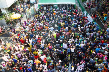 Bangkok Tayland - 13 Nisan 2018: Songkran Festivali, Bangkok Silom Road ünlü Songkran Festivali bu popüler su savaşı yerleştirir Bangkok, Tayland Songkran sırasında.