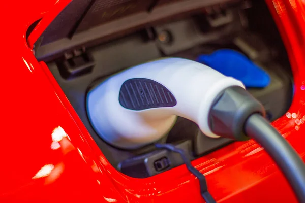 汽车新汽车的充电电池革新电源插在电动汽车上充电 能源创新的概念 — 图库照片