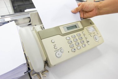 Kolum office iş kavramı içinde bir faks makinesi gönder kağıt kullanıyorsanız 