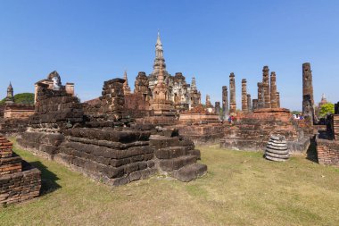 Eski Buda resim üzerinde çimento kalıntıları ve eski, Unesco Dünya Mirası, Sukhothai Tayland olduğunu modern tarihin tarihi park inşa.