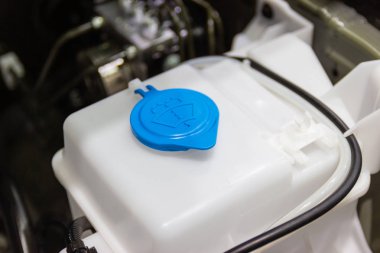 closeup yeni ön cam yıkama su tankının araba motor kavramı içinde araba durumunu kontrol.