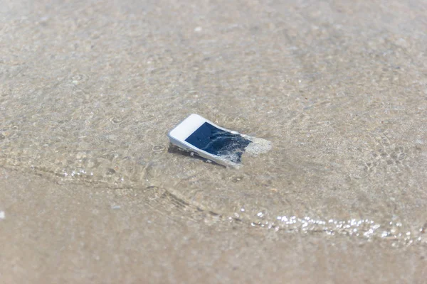 Cellulare Bianco Galleggiato Mare Spiaggia — Foto Stock