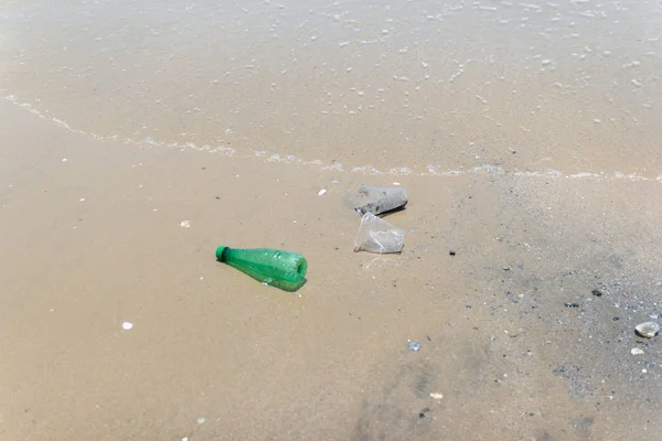 Vuilnis Plastic Flessen Vuil Afval Een Strand Azië Thailand — Stockfoto