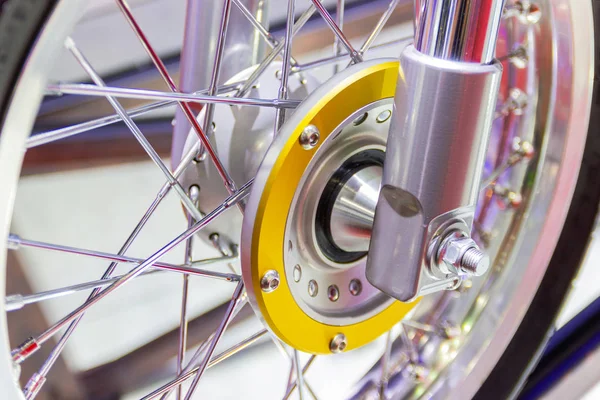 オートバイの車輪 バイクコンセプトのワイヤースポーク新デザインモダン — ストック写真