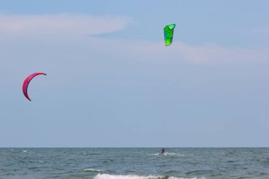 Hua Hin Tayland :- Nisan 8, 2019:- Kiteboarder kitesurfer faaliyetleri Ana kiteboard sezonu Ekim-Mayıs Hua Hin Beach at 