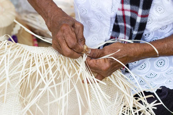 Köylüler Bangkok Tayland, Tayland el yapımı ürün topluluk halkının günlük kullanım eşyaları için farklı formları içine örmeye bambu çizgili aldı.  