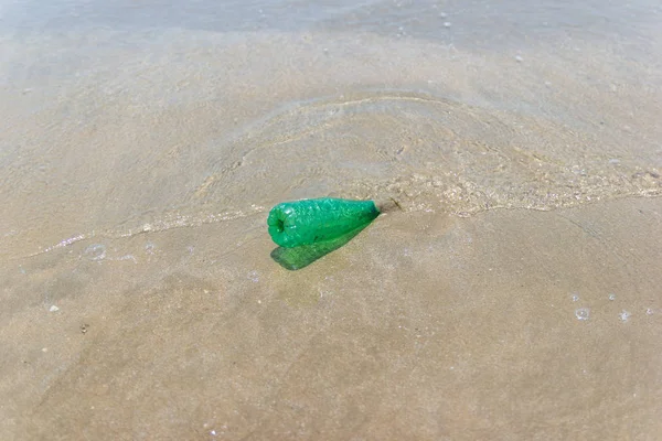 Śmieci Plastikowe Butelki Brudne Odpady Plaży Azja Tajlandia — Zdjęcie stockowe