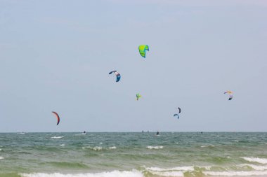 Hua Hin Tayland :- Nisan 8, 2019:- Kiteboarder kitesurfer faaliyetleri Ana kiteboard sezonu Ekim-Mayıs Hua Hin Beach at 