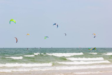 Hua Hin Tayland :- Nisan 8, 2019:- Kiteboarder kitesurfer faaliyetleri Ana kiteboard sezonu Ekim-Mayıs Hua Hin Beach at 