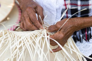 Köylüler Bangkok Tayland, Tayland el yapımı ürün communitys halkının günlük kullanım eşyaları için farklı formları içine örmeye bambu çizgili aldı.  