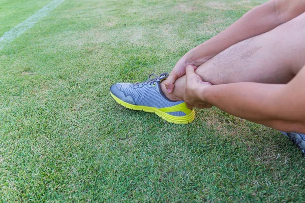 Hombre Deportivo Corredor Con Tobillo Lesionado Durante Entrenamiento Estadio —  Fotos de Stock