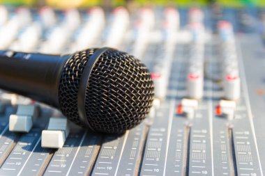 Mikrofon büyük bir Hifi sistemi, ses ekipmanları ve Denetim Masası dijital stüdyo Mikser konsol karıştırma kadar kapatın