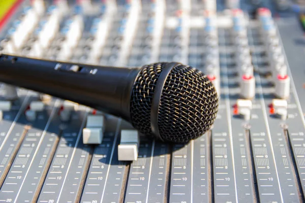 Close Microphone Mixing Console Big Hifi System Audio Equipment Control — Stock Photo, Image