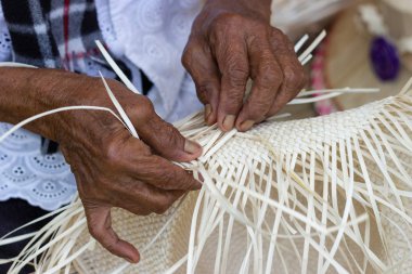 Köylüler Bangkok Tayland, Tayland el yapımı ürün toplum insanların günlük kullanım gereçleri için farklı formlara örgü bambu şeritler aldı.  