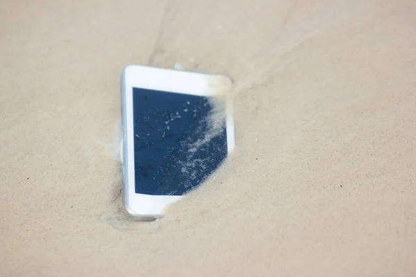 Telefone Celular Branco Flutuou Para Mar Praia — Fotografia de Stock
