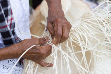 Köylüler Bangkok Tayland, Tayland el yapımı ürün toplum insanların günlük kullanım gereçleri için farklı formlara örgü bambu şeritler aldı.  