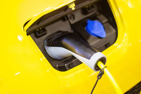 汽车新汽车的充电电池革新电源插在电动汽车上充电 能源创新的概念 — 图库照片