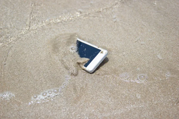 Cellulare Bianco Galleggiato Mare Spiaggia — Foto Stock