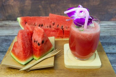 Sıcak yaz günleri için taze karpuz ve karpuz suyu meyve içeceği