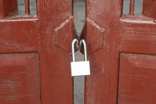 Evde Ahşap Kapı Kilidi Için Kapıda Asma Kilit Kapatın — Stok fotoğraf