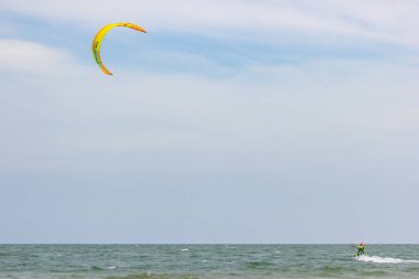 Hua Hin Tayland :- Nisan 8, 2019:- Kiteboarder kitesurfer faaliyetleri Ana kiteboard sezonu Ekim-Mayıs Hua Hin Beach at 