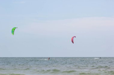 Hua Hin Tayland :- Nisan 8, 2019:- Kiteboarder kitesurfer faaliyetleri Ana kiteboard sezonu Ekim-Mayıs Hua Hin Beach at 