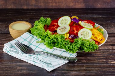 Yeşil salata küçük sebze karışımı bir yemektir