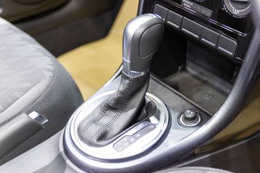 P 'ye geçiş yapan her bir otomobil teçhizatının sembolünü kapatın. İletimi önlemek için park kulesini çalıştırmaya çalışacaktır.