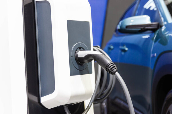 зарядки аккумулятора для автомобиля новых автомобильных инноваций питания подключен к электрическому автомобилю заряжается, концепция энергетических инноваций.