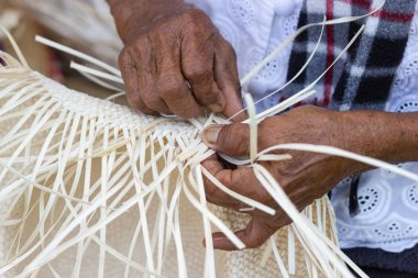 Köylüler örgü için bambu şeritler aldı