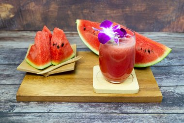 Tatlı karpuz suyu ve meyve suyu 