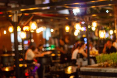 bulanık görüntü Birçok insan bir r gece festivali eğlenceli zevk