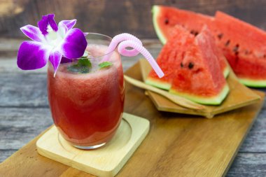 Tatlı karpuz suyu ve meyve suyu 