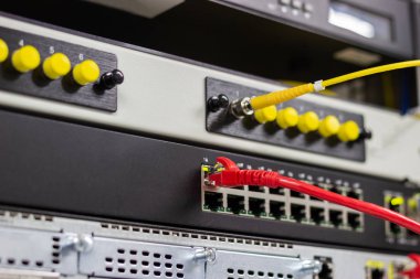 LAN bağlantı noktasını bağlamak için ağ kabloları