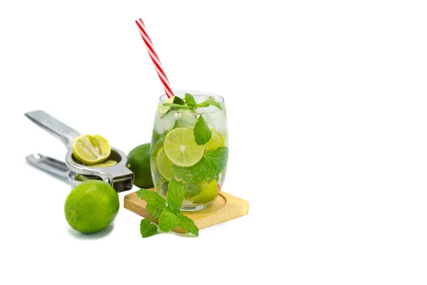 Мохито коктейль с лаймом и мятой в стакане — стоковое фото