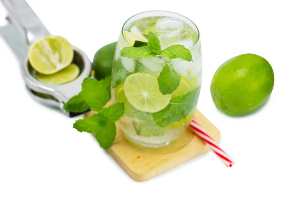 Mojito cocktail med lime och mynta i glas — Stockfoto