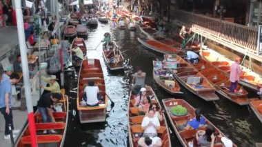 Damnoen Saduak Yüzer Pazarı, Tayland:- Mayıs 18, 2019 :- Bu Tayland yüzen bir pazar ve bir tekne almak sonra Floating Market Damnoen Saduak, Tayland büyük bir tur var
