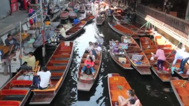 Damnoen Saduak Yüzer Pazarı, Tayland:- Mayıs 18, 2019 :- Bu Tayland yüzen bir pazar ve bir tekne almak sonra Floating Market Damnoen Saduak, Tayland büyük bir tur var