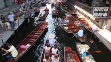 Damnoen Saduak Yüzer Pazarı, Tayland:- Mayıs 18, 2019 :- Bu Tayland yüzen bir pazar ve bir tekne almak sonra Floating Market Damnoen Saduak, Tayland büyük bir tur var