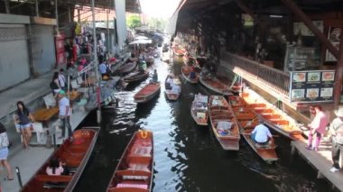 Damnoen Saduak Yüzer Pazarı, Tayland:- Mayıs 18, 2019 :- Bu Tayland yüzen bir pazar ve bir tekne almak sonra Floating Market Damnoen Saduak, Tayland büyük bir tur var