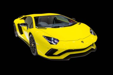 Göstermek için Lamborghini Huracan araba izole siyah arka plan
