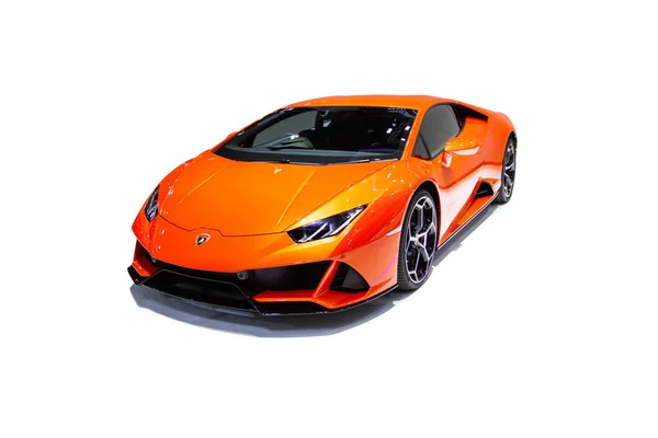 Göstermek için Lamborghini Huracan araba izole beyaz arka plan
