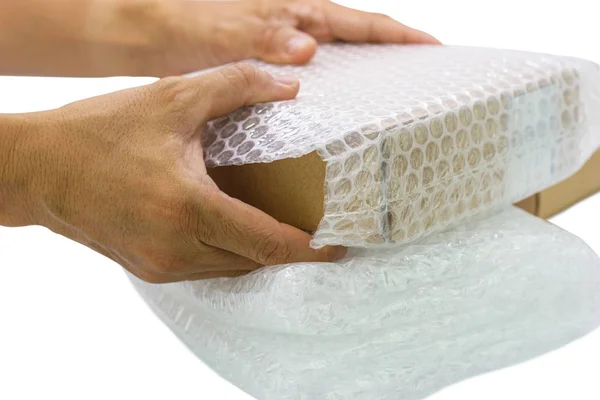 Hand van de mens houden bubble wrap, voor bescherming Parcel product — Stockfoto