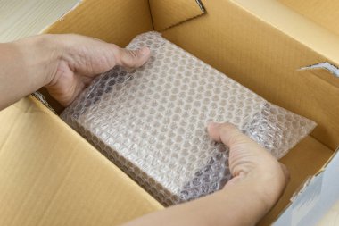 adam eli pro için kabarcık şal ile kutukapsayan Bubbles tutun